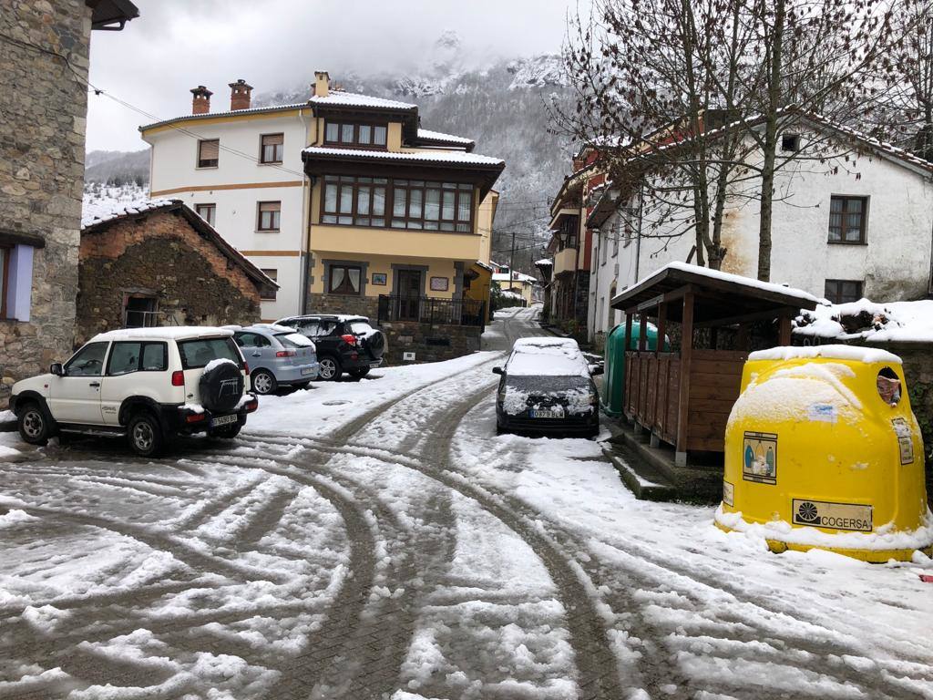 Fotos: Picos de Europa comienza el año bajo la nieve