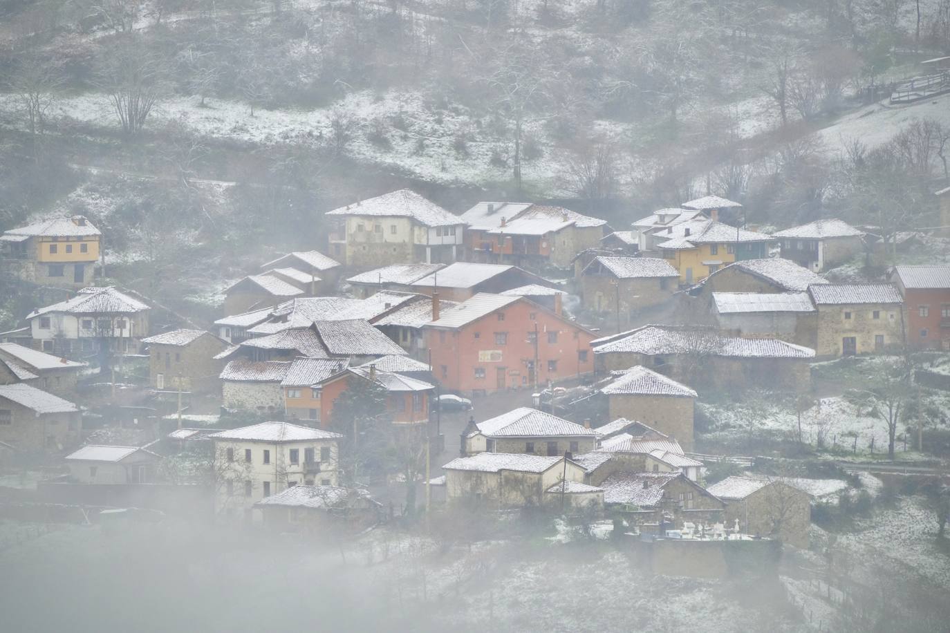 Fotos: Picos de Europa comienza el año bajo la nieve