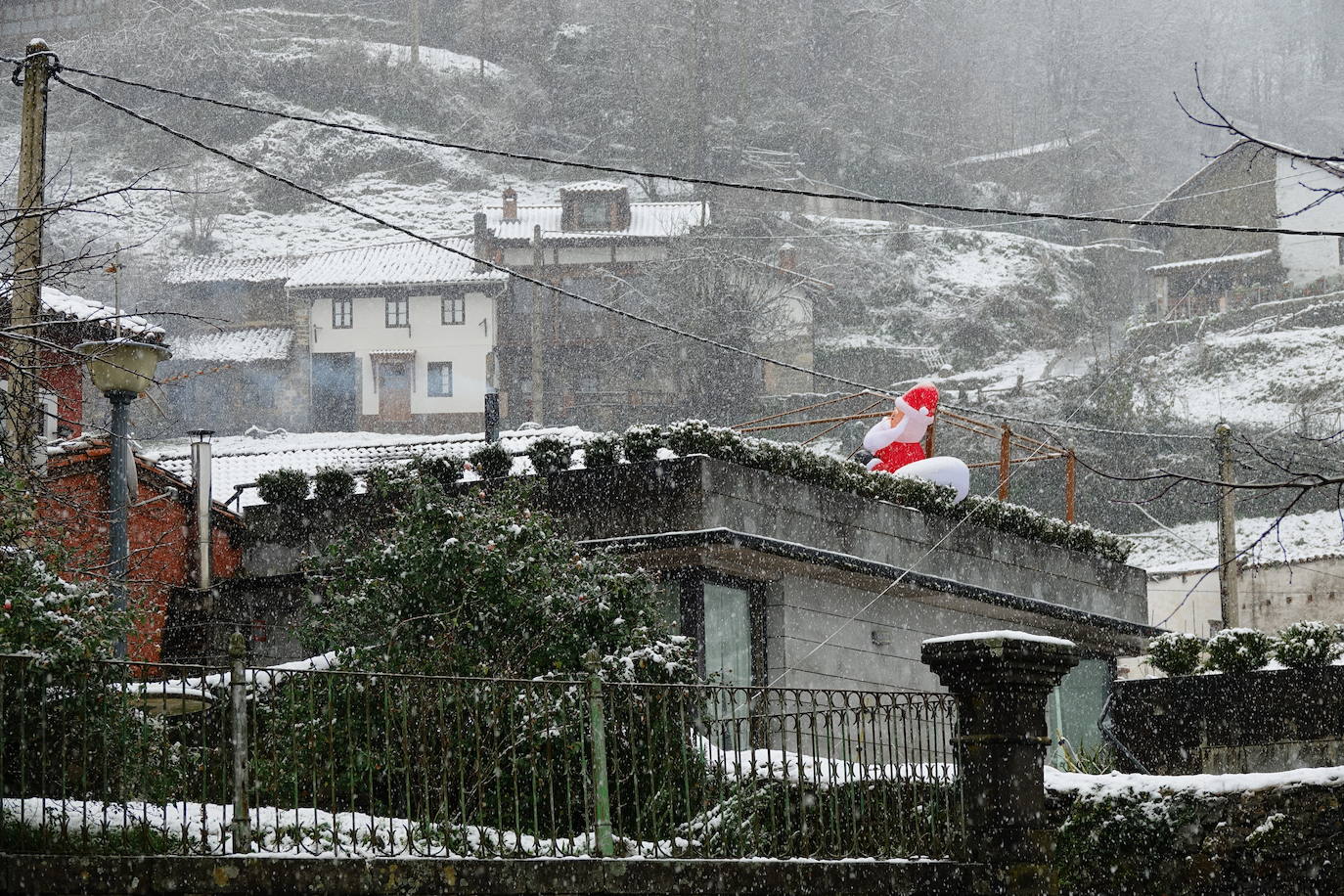 Fotos: Picos de Europa comienza el año bajo la nieve