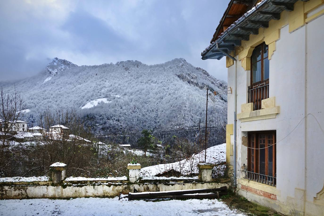 Fotos: Picos de Europa comienza el año bajo la nieve