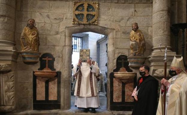 Momento de la apertura de la Puerta Santa de la Catedral 