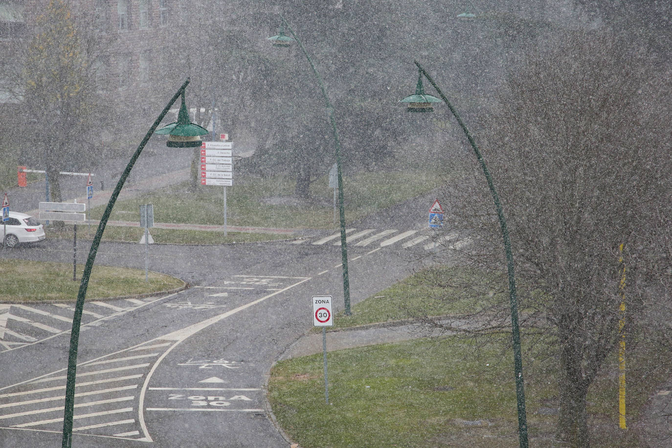 La capital registra una ligera nevada de apenas unos minutos durante esta tarde de Año Nuevo.