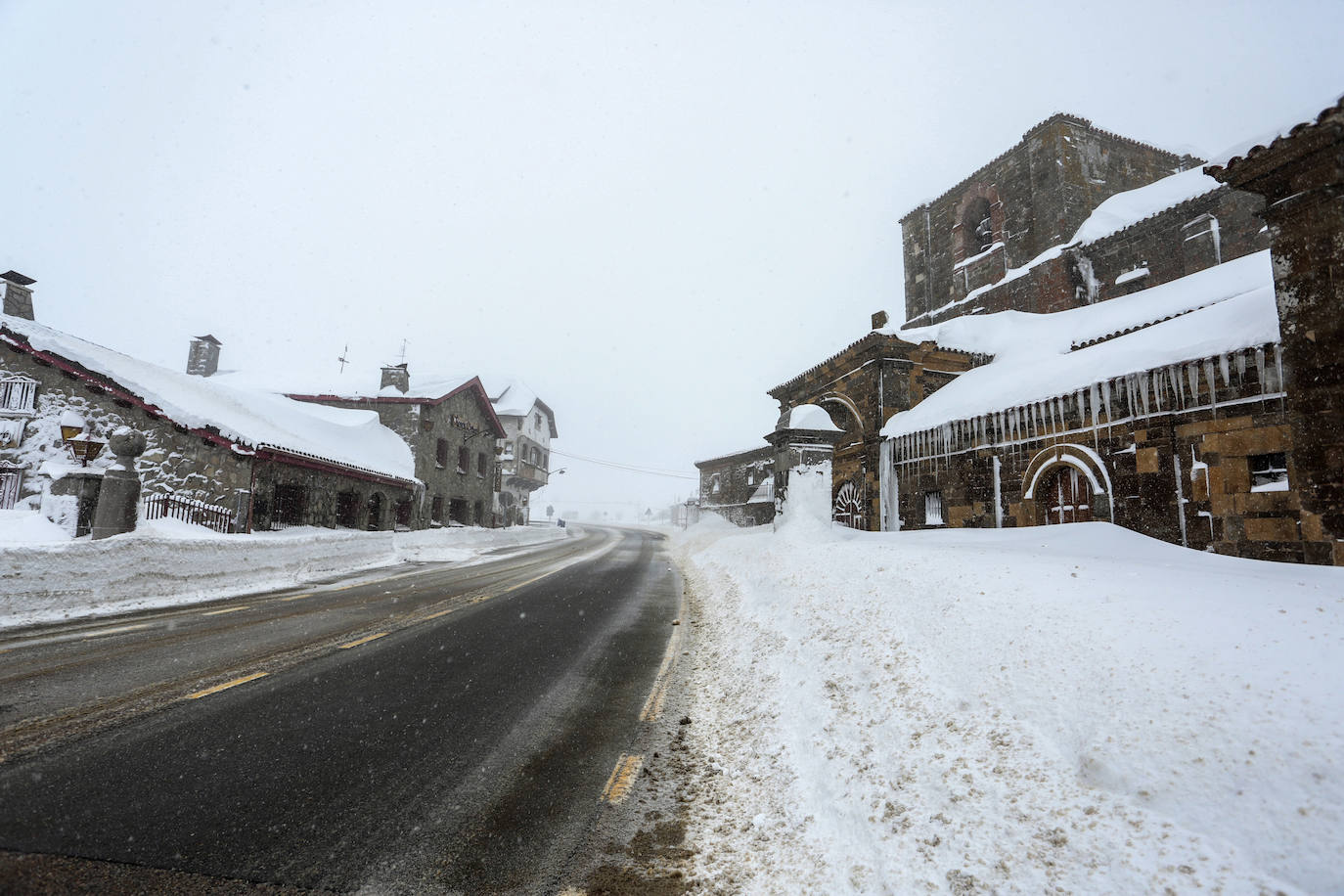 La jornada deja imágenes de nieve en un recorrido por las localidades cercanas al Puerto de Pajares.