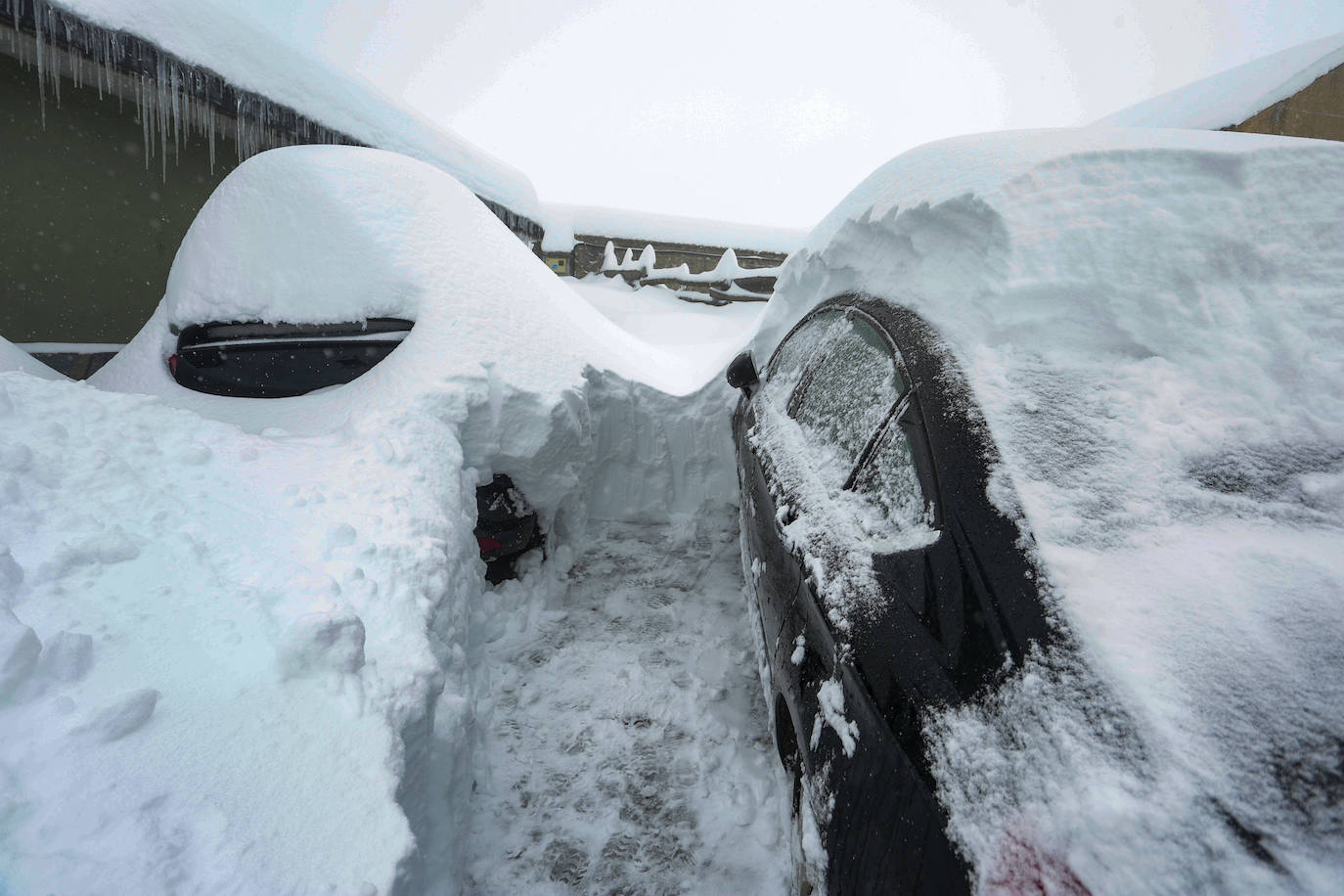 La jornada deja imágenes de nieve en un recorrido por las localidades cercanas al Puerto de Pajares.