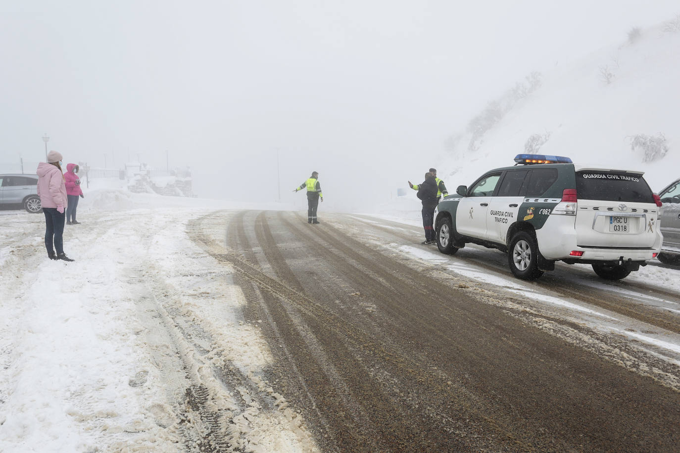 La jornada deja imágenes de nieve en un recorrido por las localidades cercanas al Puerto de Pajares.