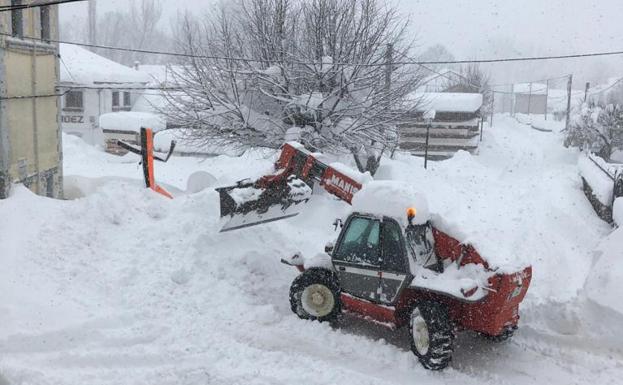 La nieve cubre todo el pueblo.