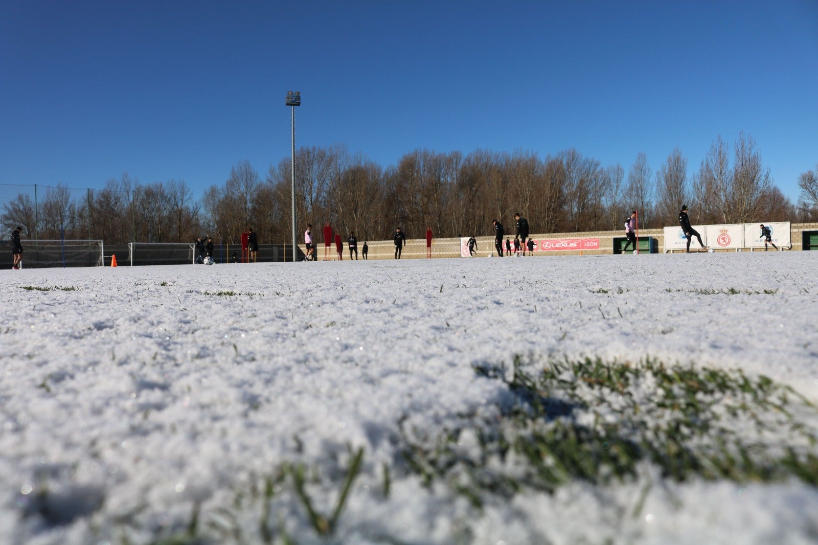 Los copos caídos de madrugada han afectado al trabajo del equipo leonés.