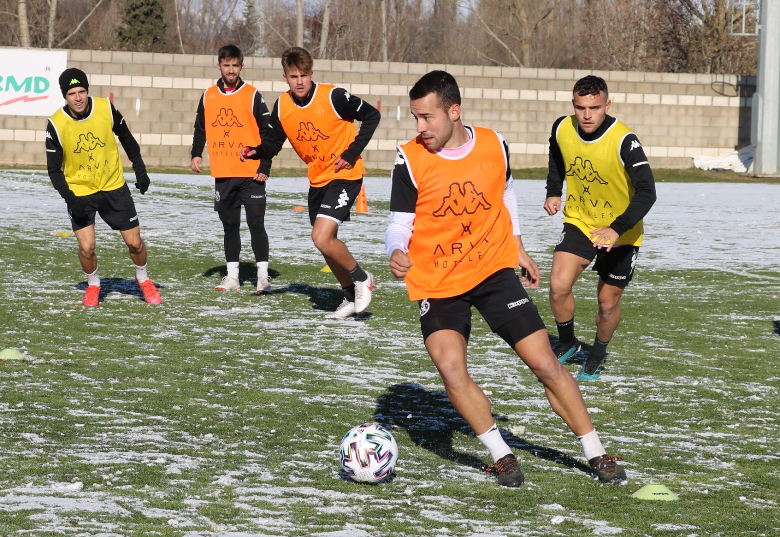 Los copos caídos de madrugada han afectado al trabajo del equipo leonés.