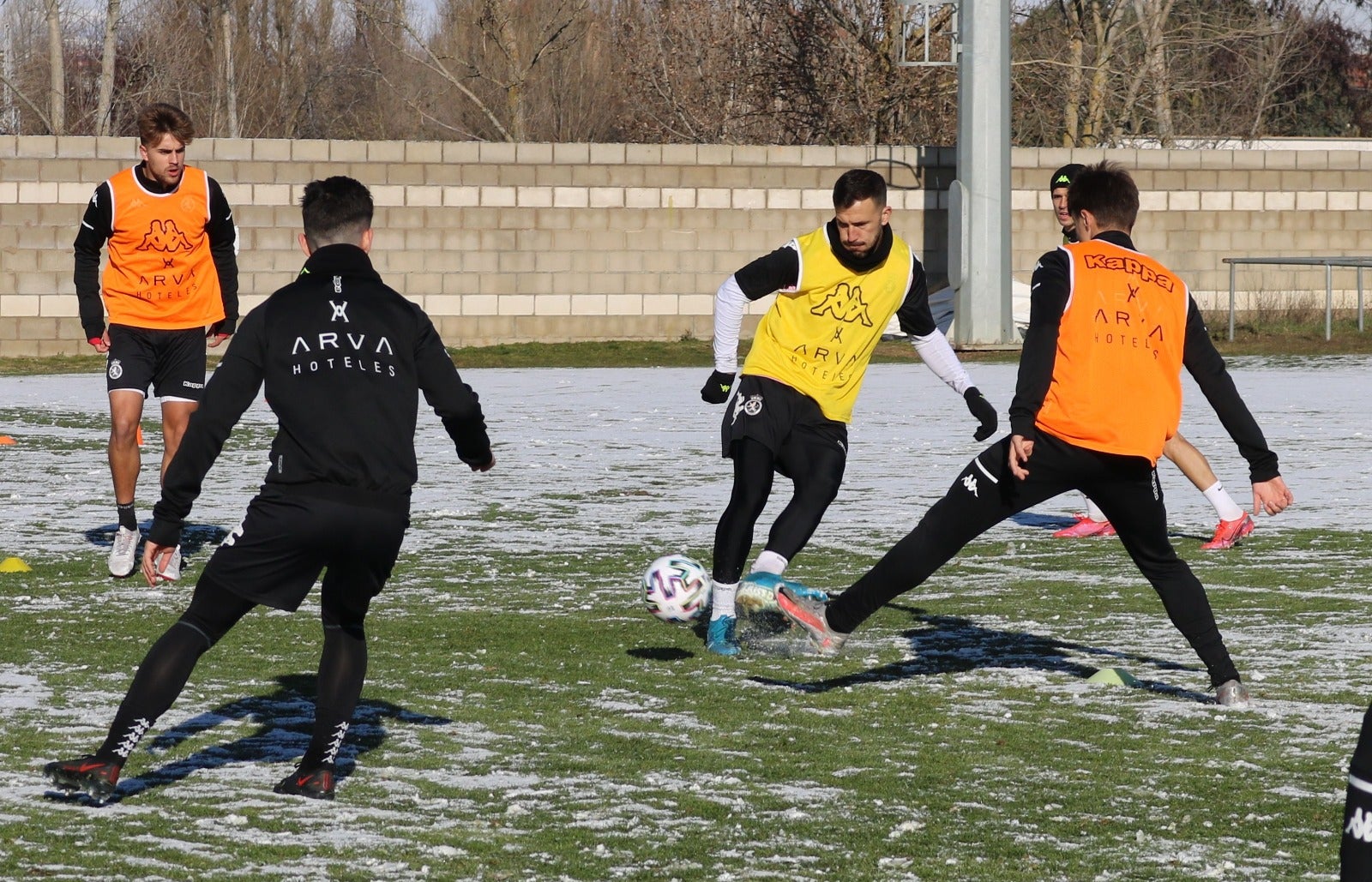 Los copos caídos de madrugada han afectado al trabajo del equipo leonés.