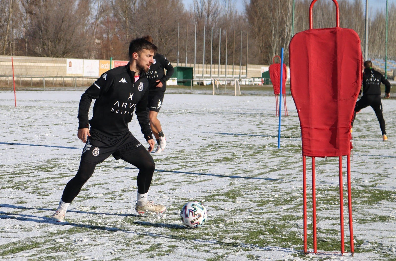 Los copos caídos de madrugada han afectado al trabajo del equipo leonés.