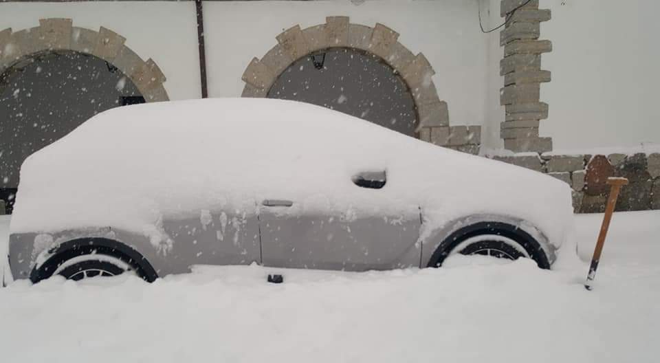 Diferentes municipios en cotas más altas han amanecido bajo una espesa manta de nieve que cubre calles y carreteras.