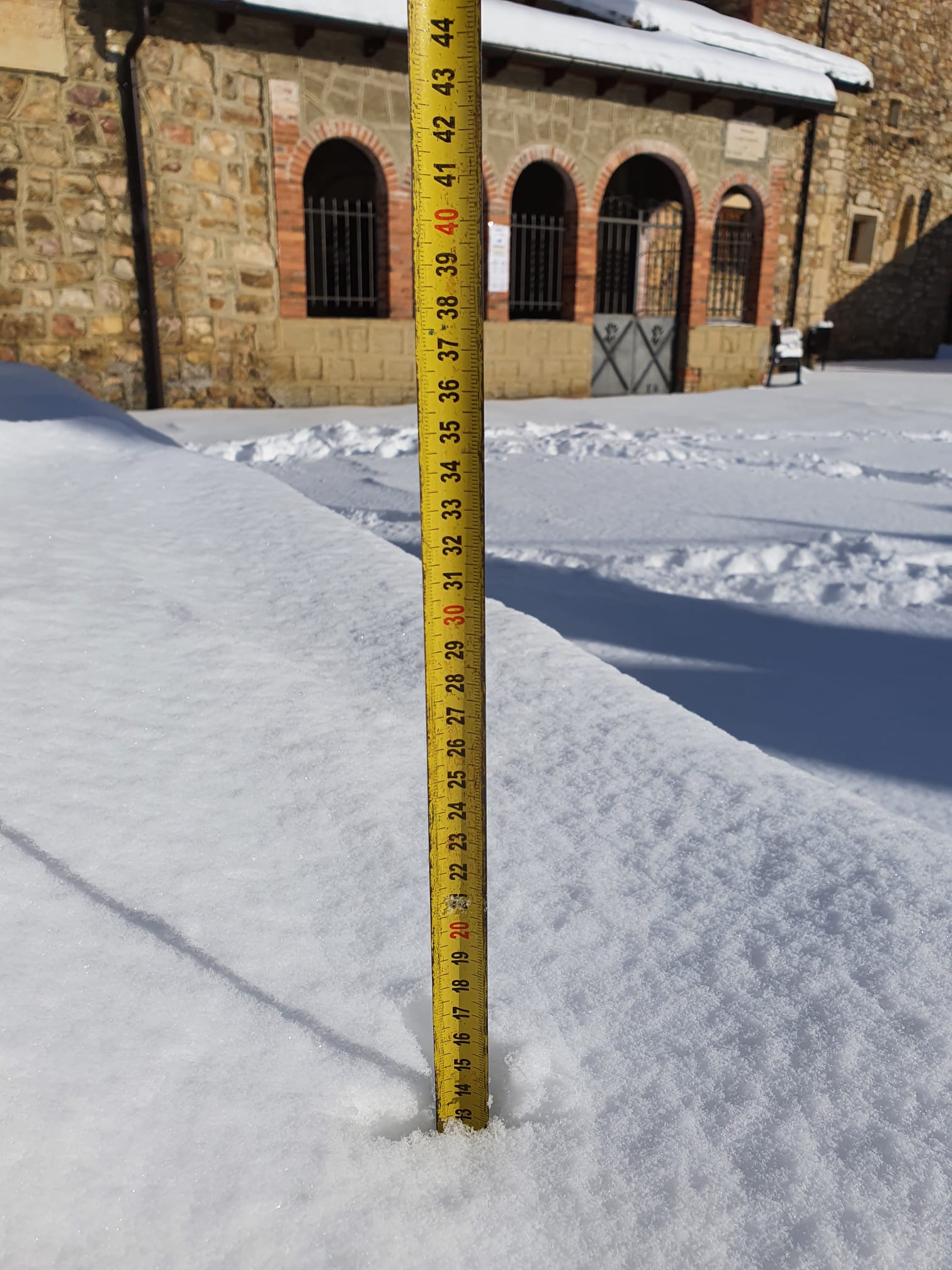 Diferentes municipios en cotas más altas han amanecido bajo una espesa manta de nieve que cubre calles y carreteras.