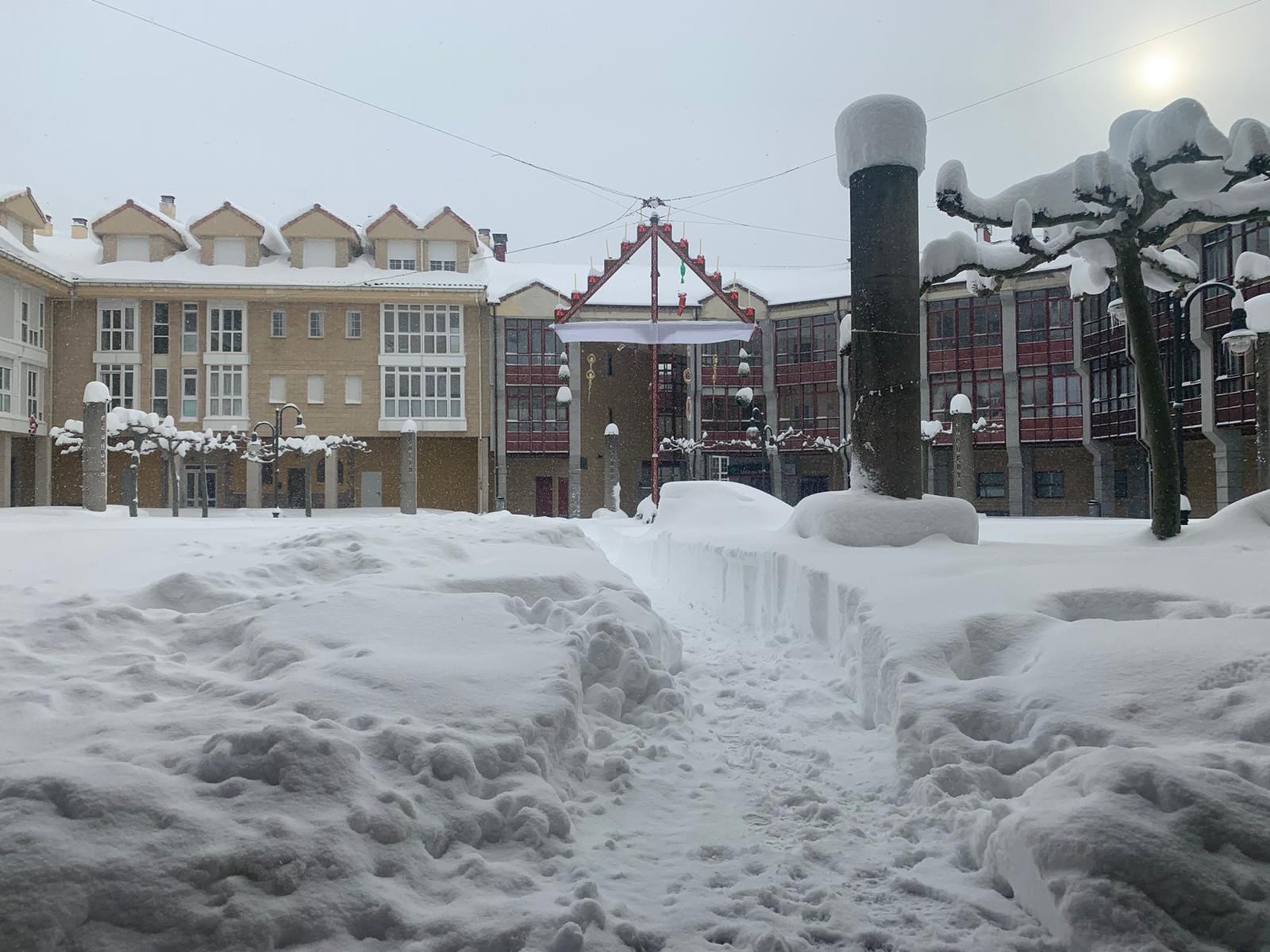 Diferentes municipios en cotas más altas han amanecido bajo una espesa manta de nieve que cubre calles y carreteras.