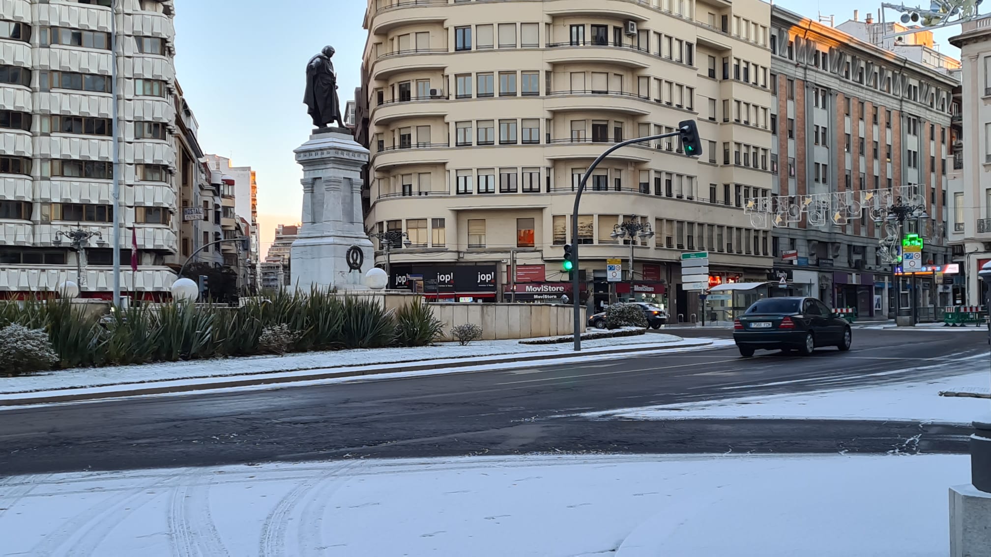 La ciudad se cubre de un manto blanco tras los copos caídos durante la madrugada.