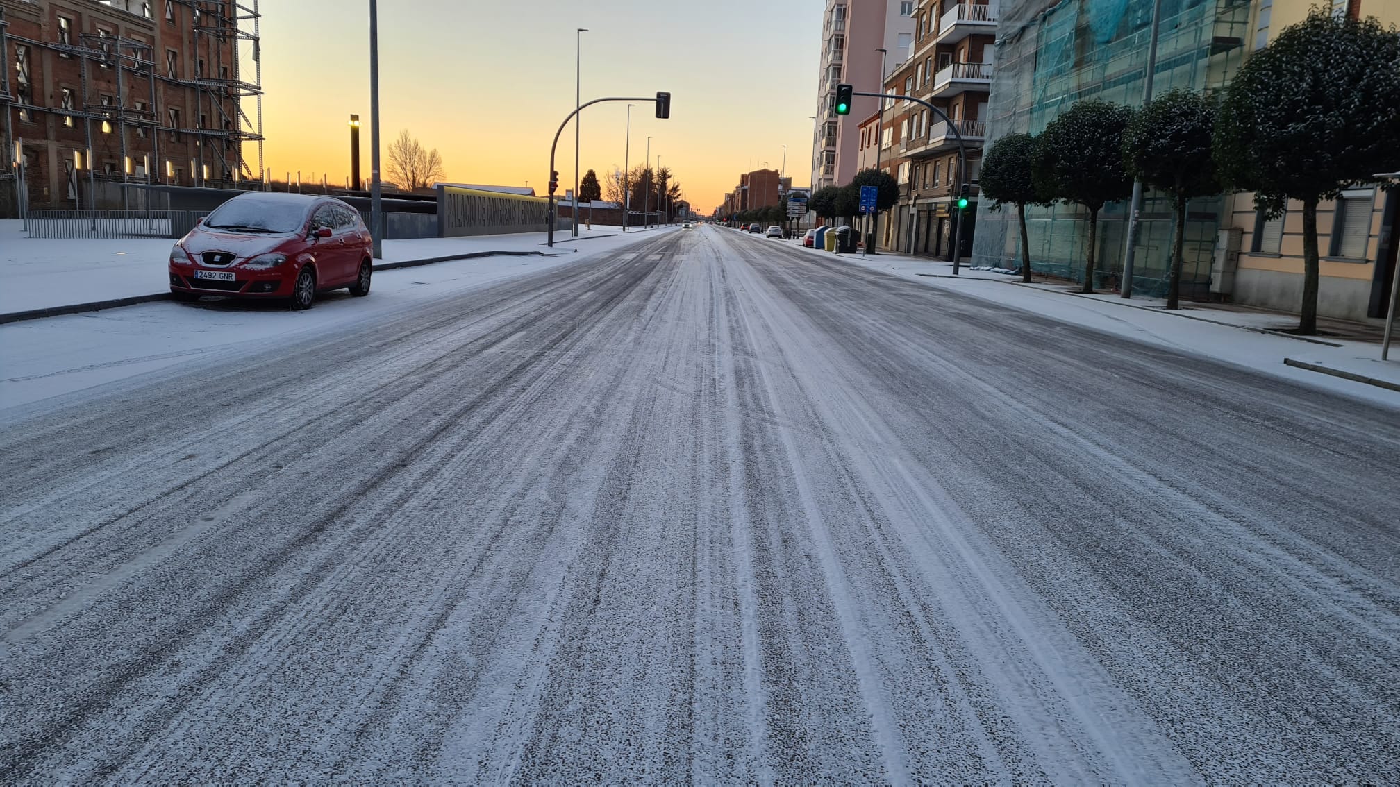 La ciudad se cubre de un manto blanco tras los copos caídos durante la madrugada.