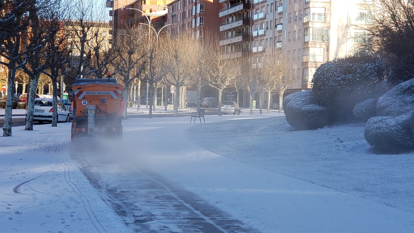 La ciudad se cubre de un manto blanco tras los copos caídos durante la madrugada.