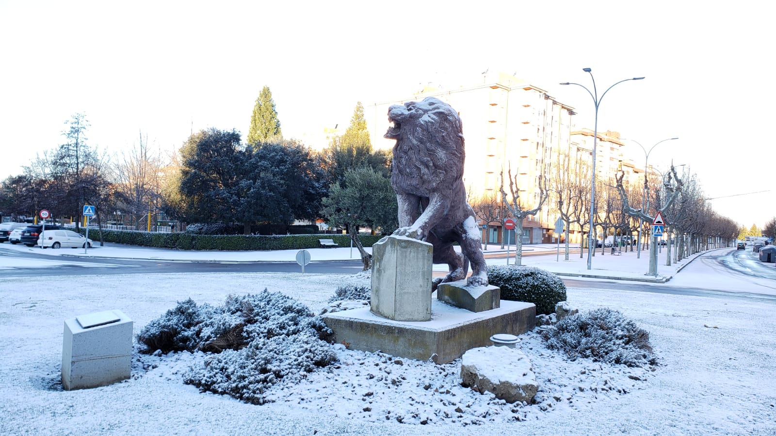 La ciudad se cubre de un manto blanco tras los copos caídos durante la madrugada.