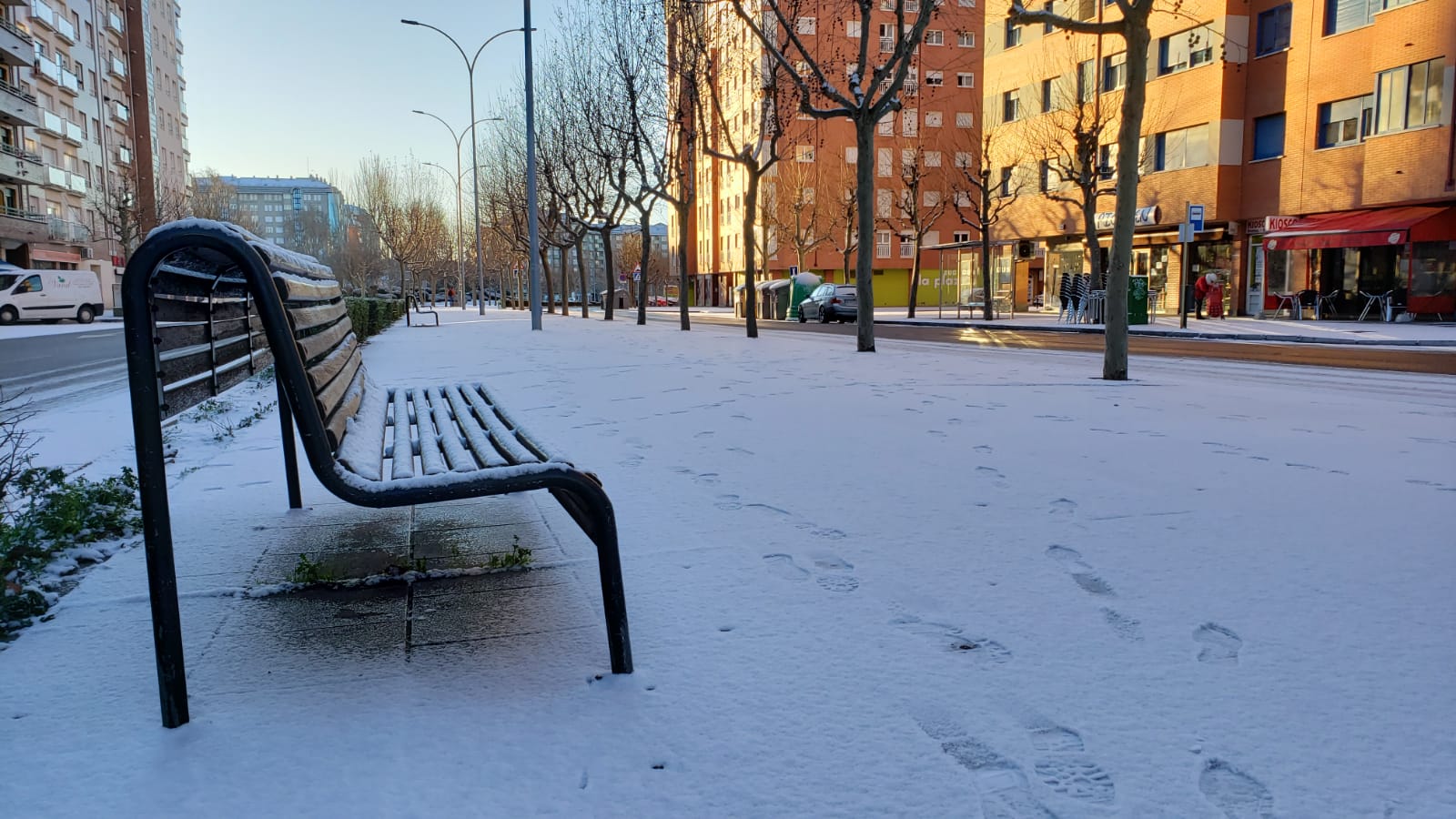 La ciudad se cubre de un manto blanco tras los copos caídos durante la madrugada.