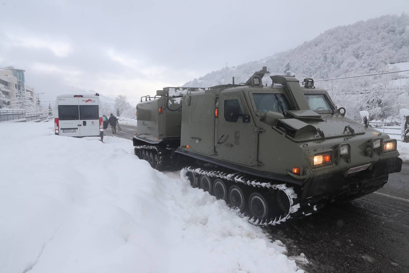 La Unidad Militar de Emergencias (UME), con dos batallones de 25 personas cada uno, un grupo cinológico, un grupo especial de montaña, una cuña y un vehículo oruga, se han sumado este sábado al dispositivo de búsqueda que trata de localizar a uno de los dos operarios de una quitanieves sepultados bajo un alud en el puerto de San Isidro. El cuerpo del otro, fue encontrado tras ocho horas de intenso rastreo.