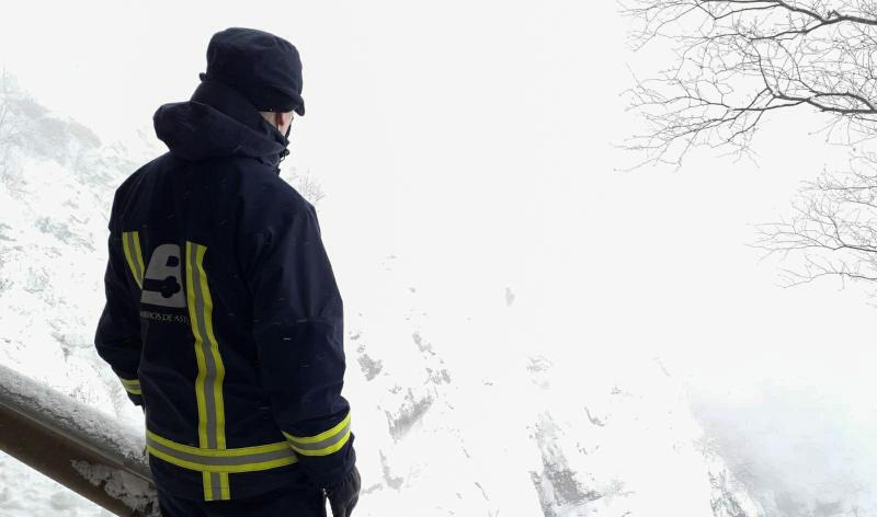 La Unidad Militar de Emergencias (UME), con dos batallones de 25 personas cada uno, un grupo cinológico, un grupo especial de montaña, una cuña y un vehículo oruga, se han sumado este sábado al dispositivo de búsqueda que trata de localizar a uno de los dos operarios de una quitanieves sepultados bajo un alud en el puerto de San Isidro. El cuerpo del otro, fue encontrado tras ocho horas de intenso rastreo.