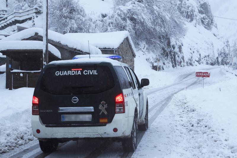 La Unidad Militar de Emergencias (UME), con dos batallones de 25 personas cada uno, un grupo cinológico, un grupo especial de montaña, una cuña y un vehículo oruga, se han sumado este sábado al dispositivo de búsqueda que trata de localizar a uno de los dos operarios de una quitanieves sepultados bajo un alud en el puerto de San Isidro. El cuerpo del otro, fue encontrado tras ocho horas de intenso rastreo.