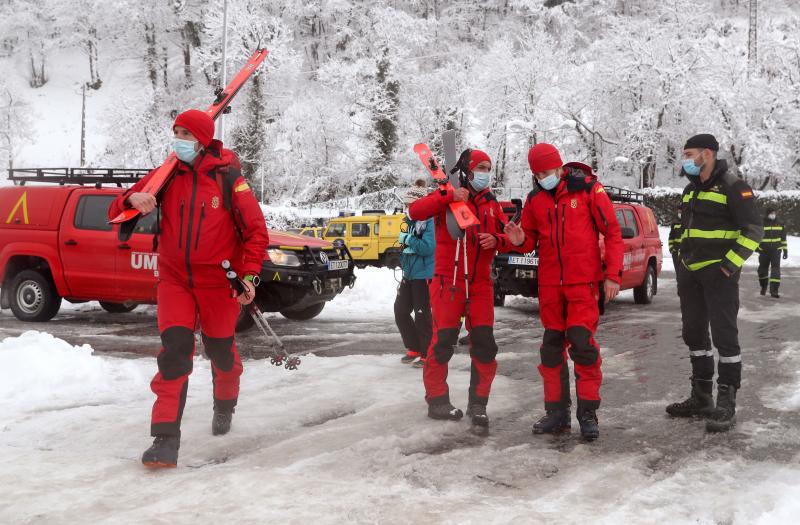 La Unidad Militar de Emergencias (UME), con dos batallones de 25 personas cada uno, un grupo cinológico, un grupo especial de montaña, una cuña y un vehículo oruga, se han sumado este sábado al dispositivo de búsqueda que trata de localizar a uno de los dos operarios de una quitanieves sepultados bajo un alud en el puerto de San Isidro. El cuerpo del otro, fue encontrado tras ocho horas de intenso rastreo.