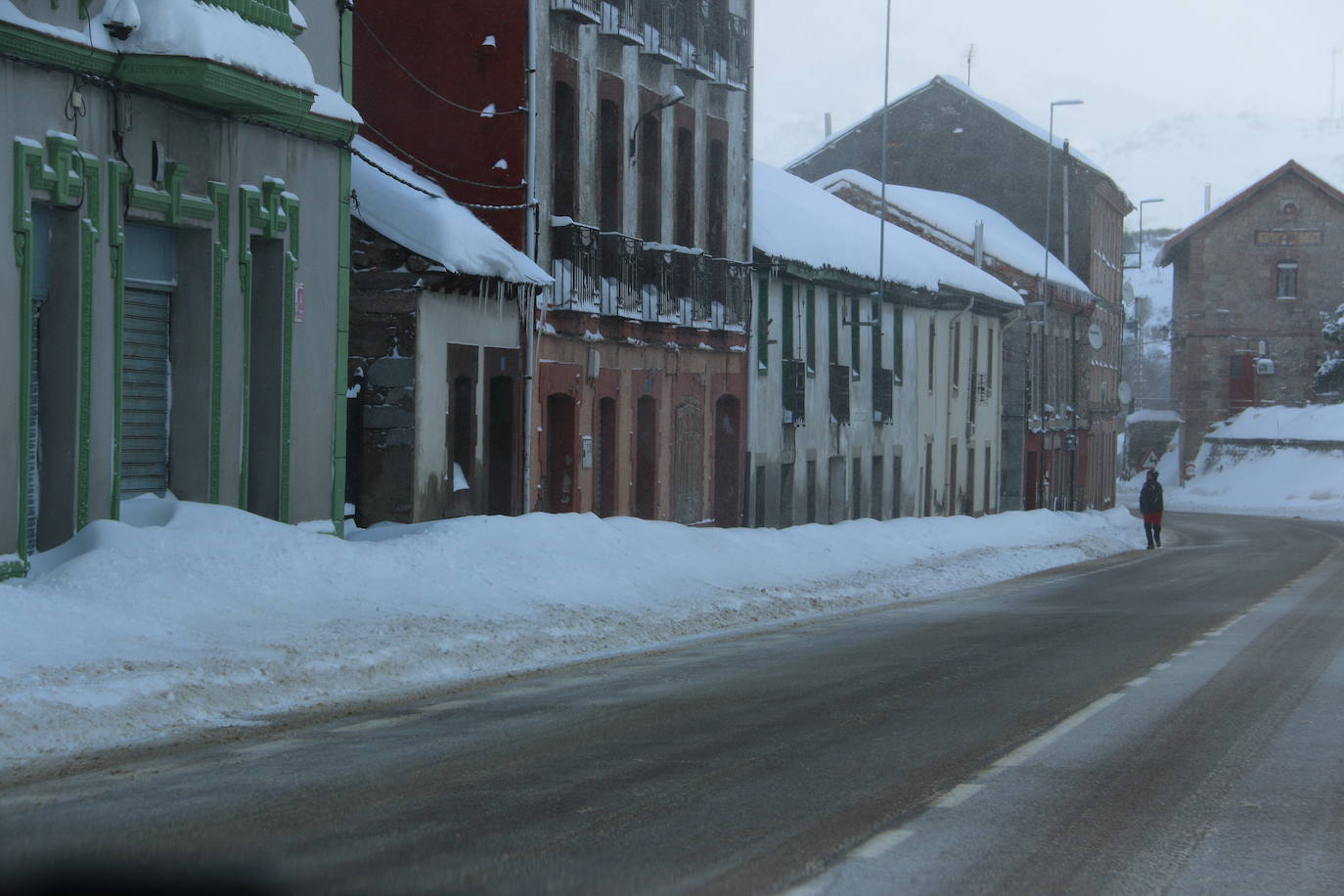 Las continuas nevadas afectan al tráfico de todo tipo de vehículos y mantienen activas a las quitanieves.