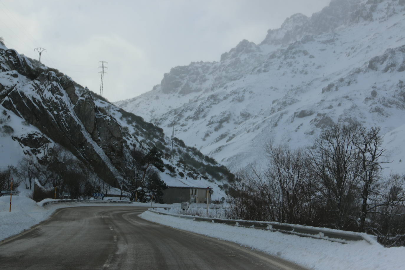 Las continuas nevadas afectan al tráfico de todo tipo de vehículos y mantienen activas a las quitanieves.