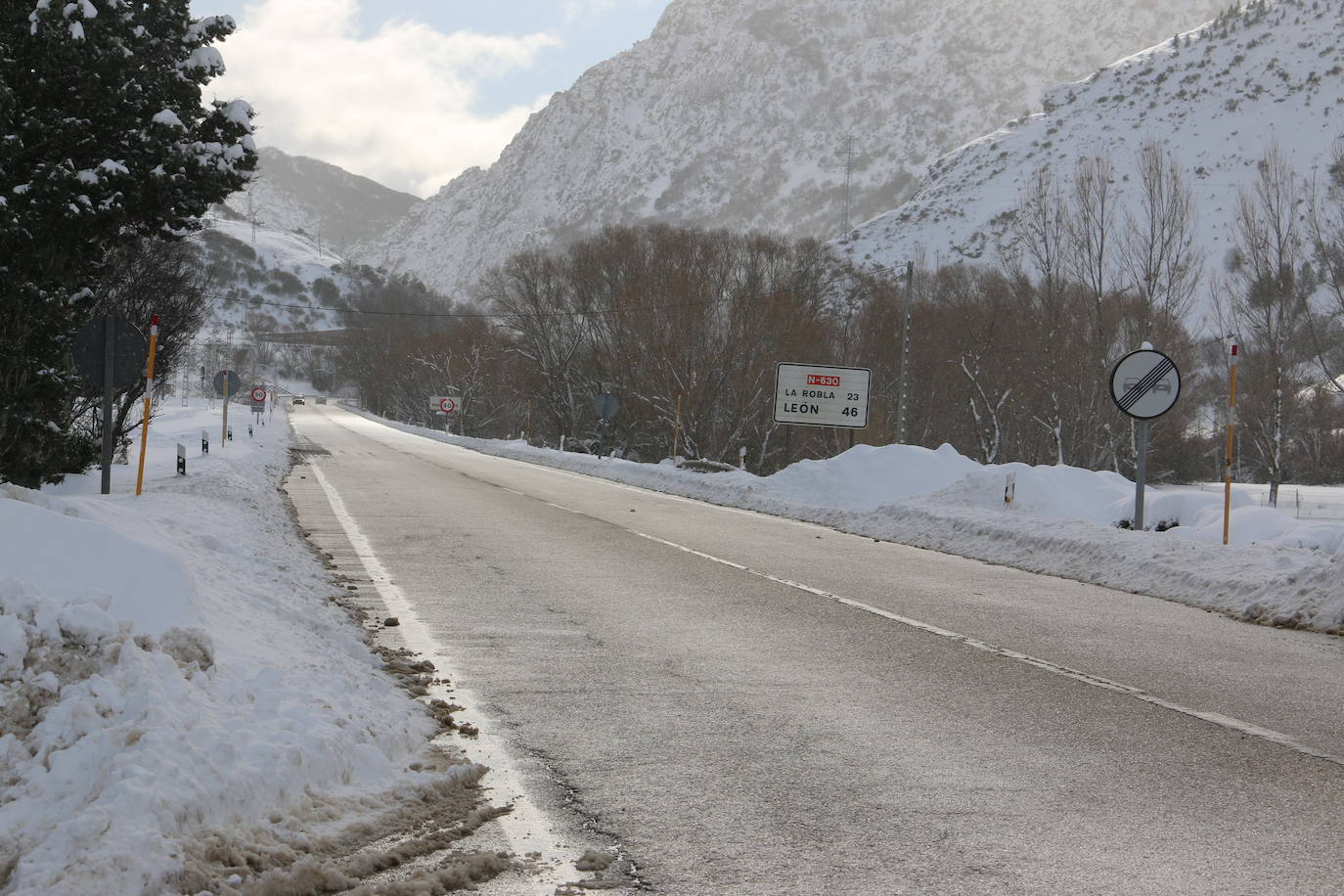 Las continuas nevadas afectan al tráfico de todo tipo de vehículos y mantienen activas a las quitanieves.