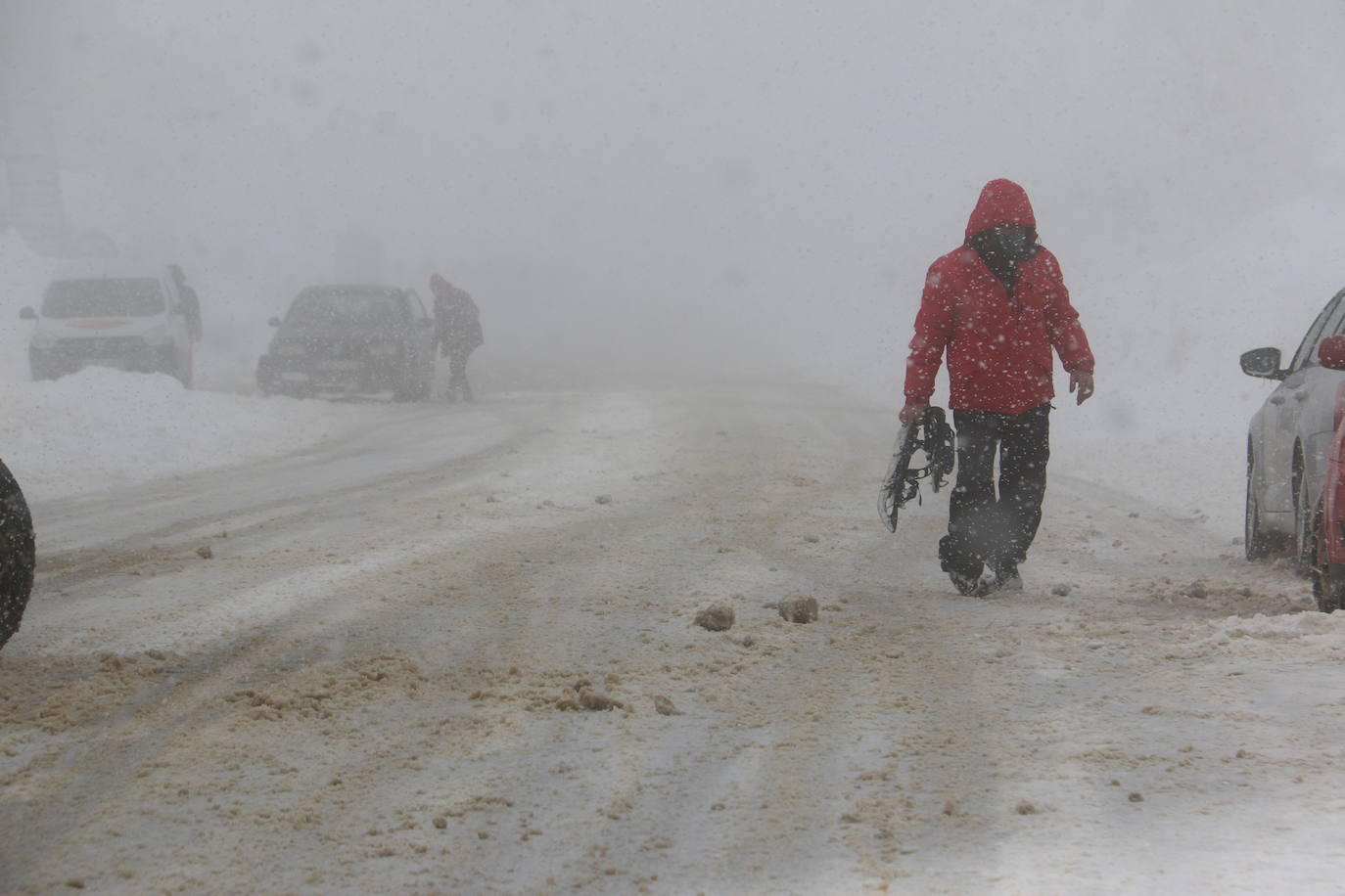 Las continuas nevadas afectan al tráfico de todo tipo de vehículos y mantienen activas a las quitanieves.