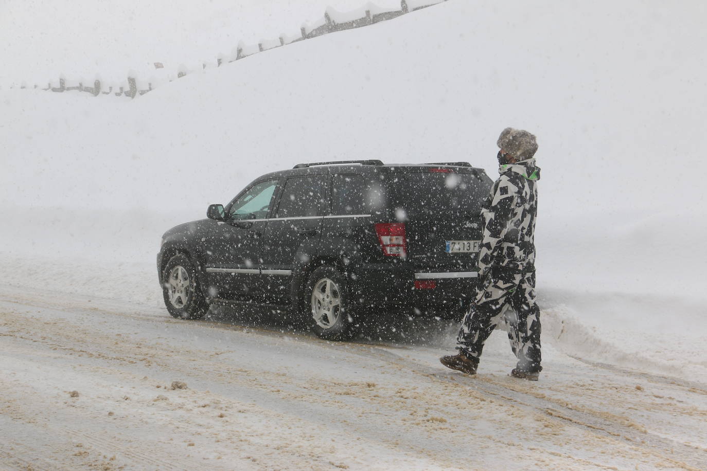 Las continuas nevadas afectan al tráfico de todo tipo de vehículos y mantienen activas a las quitanieves.