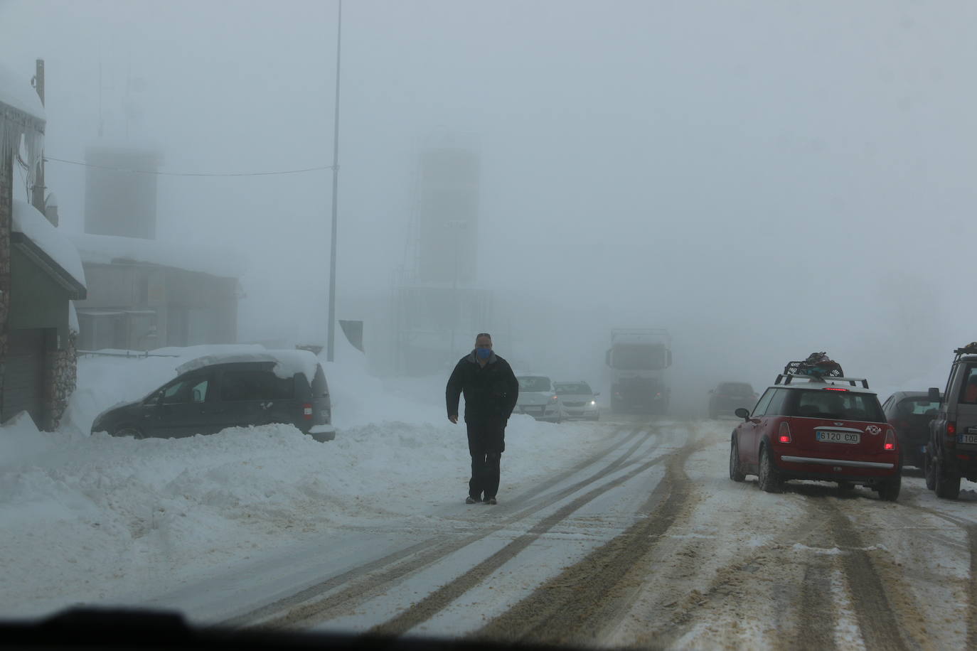 Las continuas nevadas afectan al tráfico de todo tipo de vehículos y mantienen activas a las quitanieves.