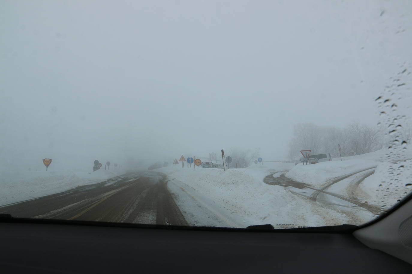 Las continuas nevadas afectan al tráfico de todo tipo de vehículos y mantienen activas a las quitanieves.