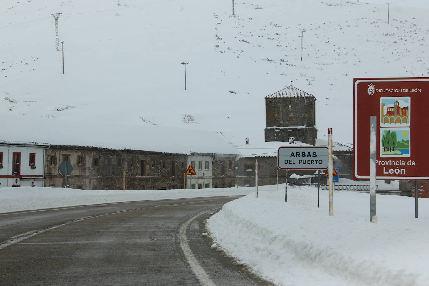 Las continuas nevadas afectan al tráfico de todo tipo de vehículos y mantienen activas a las quitanieves.