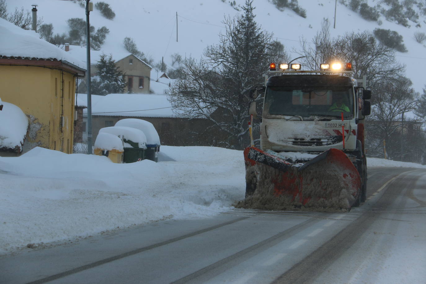 Las continuas nevadas afectan al tráfico de todo tipo de vehículos y mantienen activas a las quitanieves.