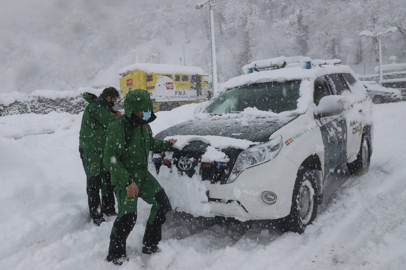 Las malas condiciones meteorológicas y el alto riesgo de aludes impiden reanudar la búsqueda del operario de la quitanieves arrastrada por un alud que sigue desaparecido. 