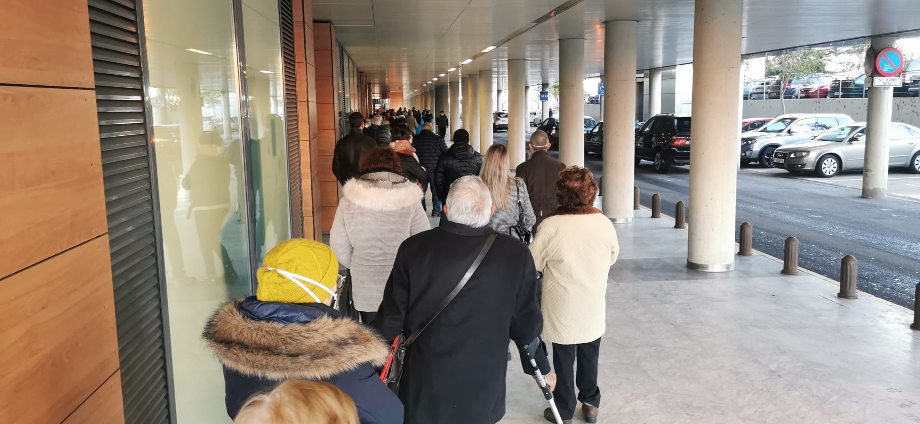 Los pacientes que deben realizarse analíticas por todo tipo de patologías en el exterior esperan durante más de una hora a temperaturas bajo cero para poder atendidos | «Hay gente que viene a las siete de la mañana para esperar el inicio de los análisis a las ocho». 