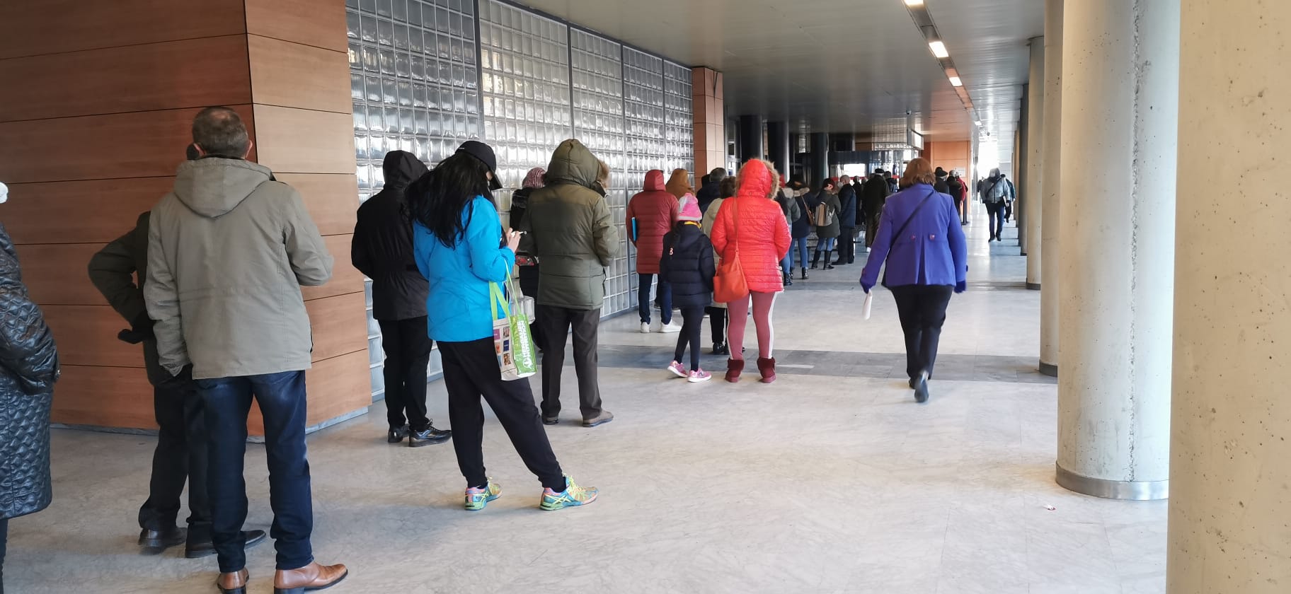 Los pacientes que deben realizarse analíticas por todo tipo de patologías en el exterior esperan durante más de una hora a temperaturas bajo cero para poder atendidos | «Hay gente que viene a las siete de la mañana para esperar el inicio de los análisis a las ocho». 