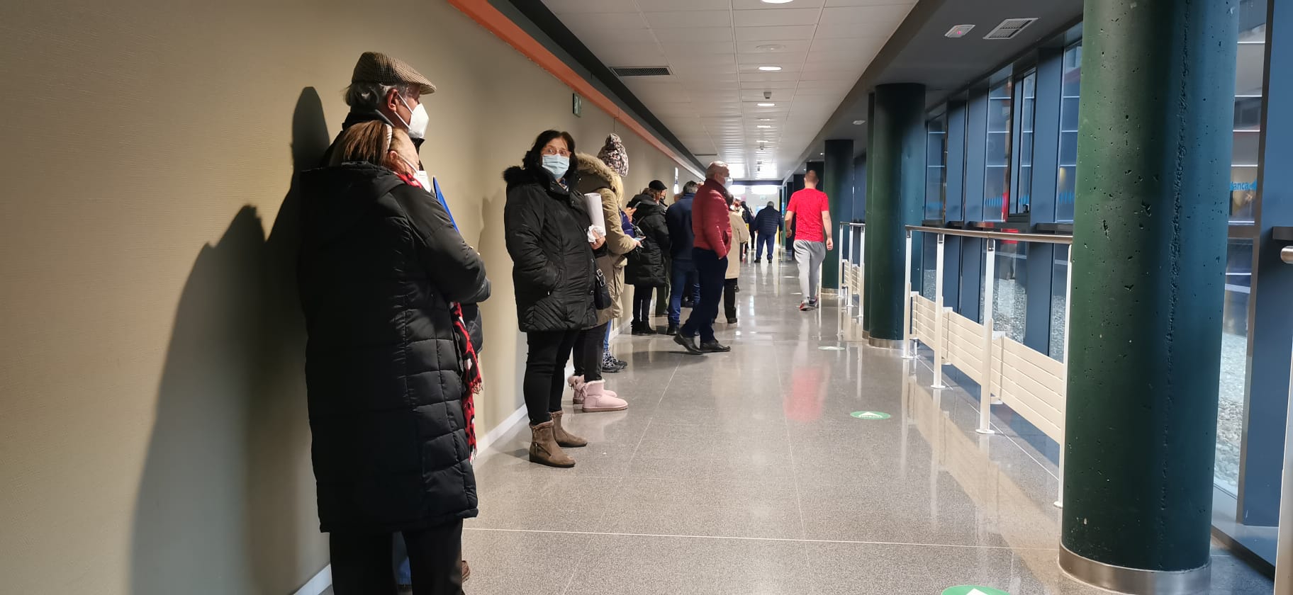 Los pacientes que deben realizarse analíticas por todo tipo de patologías en el exterior esperan durante más de una hora a temperaturas bajo cero para poder atendidos | «Hay gente que viene a las siete de la mañana para esperar el inicio de los análisis a las ocho». 