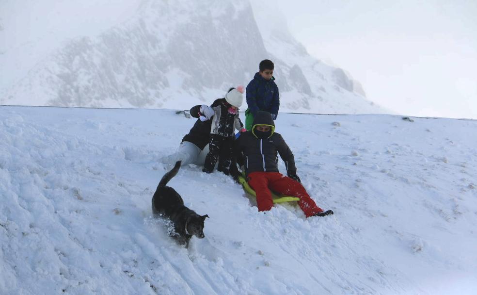 La diversión de unos es el trabajo de otros en las jornadas de nieve en la provincia.