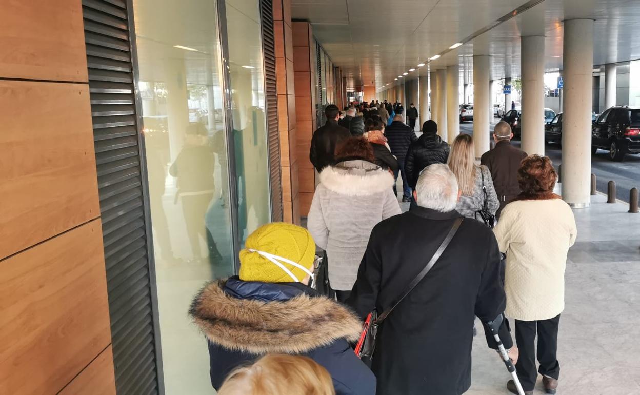 Una cola interminable en el exterior del Hospital espera durante casi una hora para la realización de analíticas. 