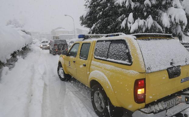 Galería. Equipos de Emergencias en la zona ante la posibilidad de avanzar por la nieve. 