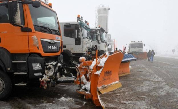 Las máquinas quitanieves preparadas para actuar en el alto de Pajares.