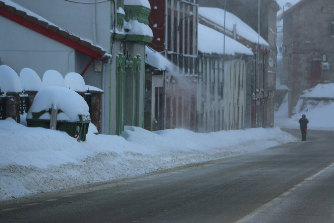 El norte vive una jornada bajo la nieve a la espera de una pequeña tregua.