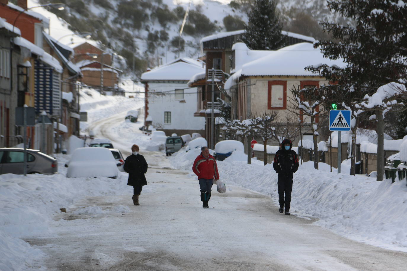 El norte vive una jornada bajo la nieve a la espera de una pequeña tregua.