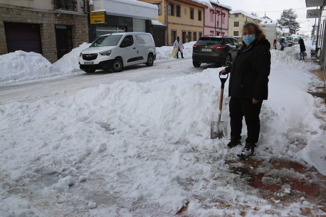 El norte vive una jornada bajo la nieve a la espera de una pequeña tregua.