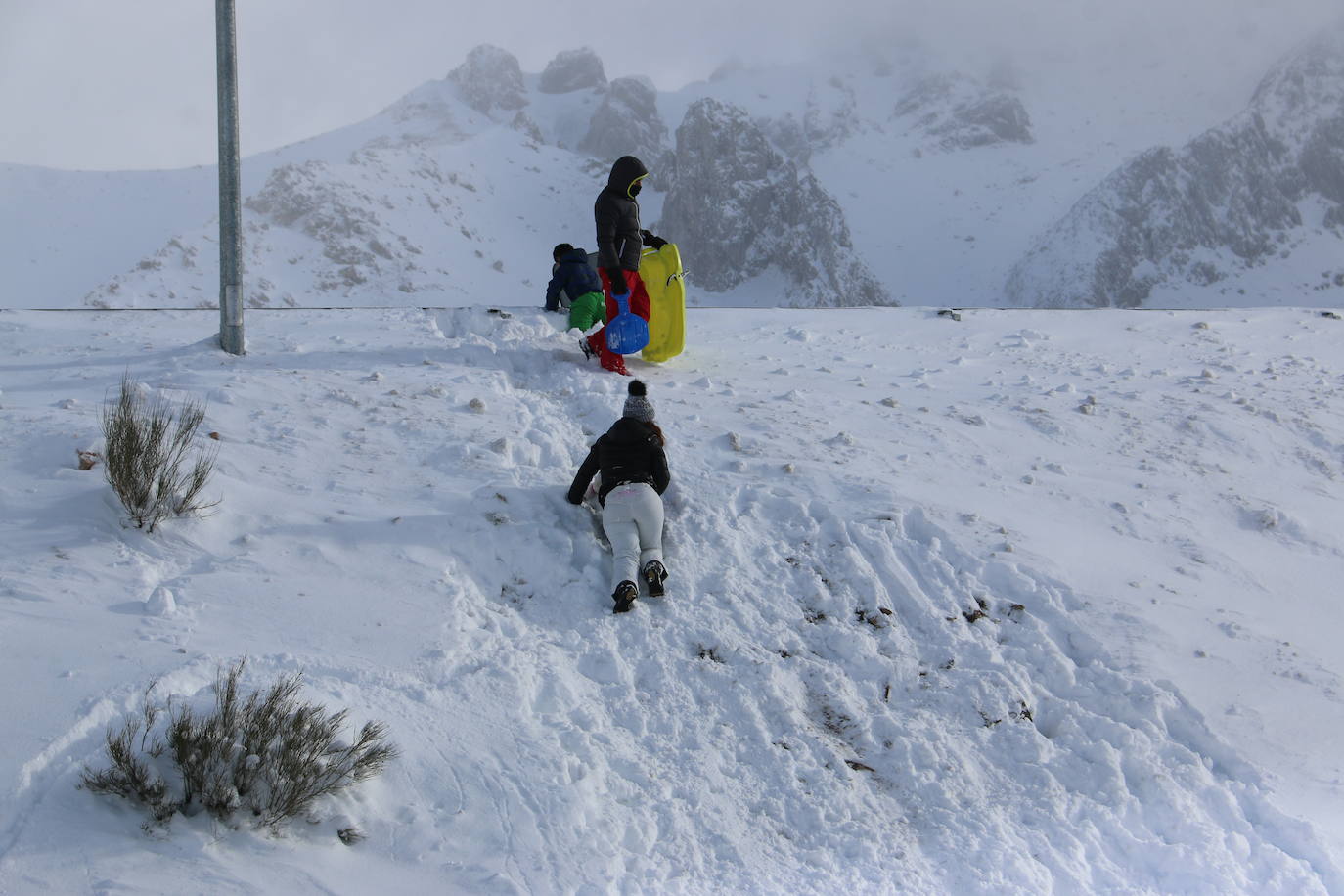 El norte vive una jornada bajo la nieve a la espera de una pequeña tregua.