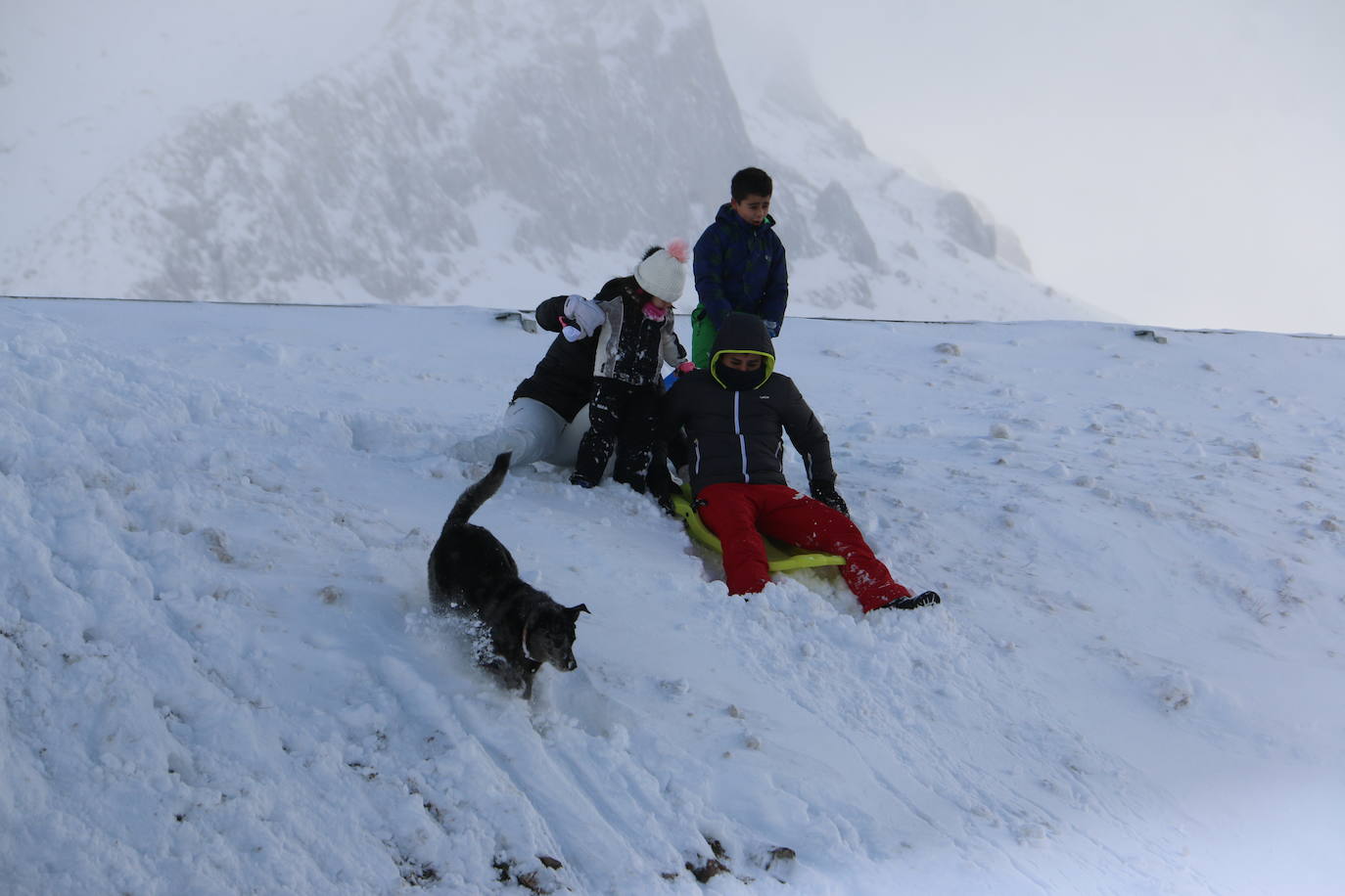 El norte vive una jornada bajo la nieve a la espera de una pequeña tregua.