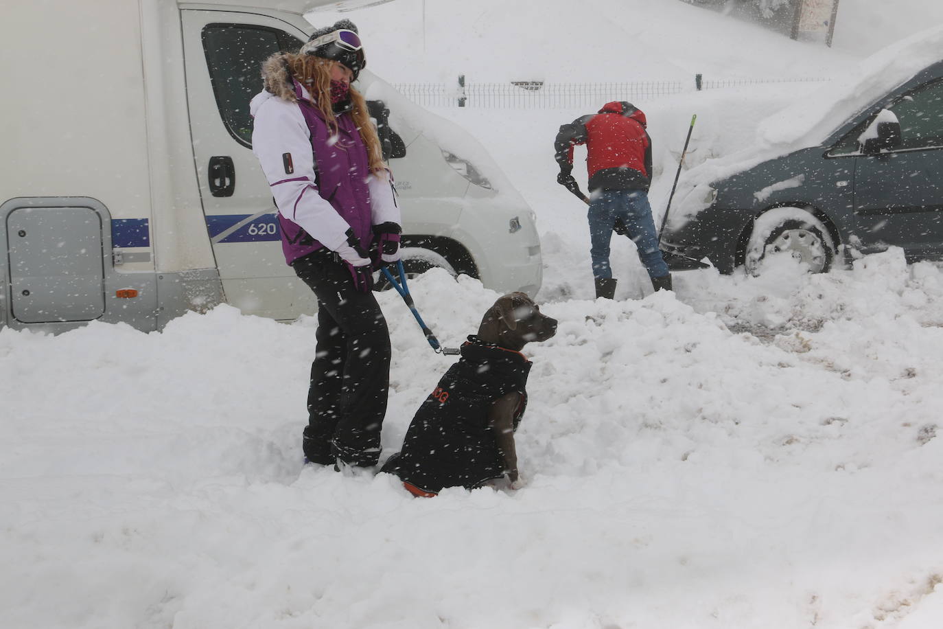 El norte vive una jornada bajo la nieve a la espera de una pequeña tregua.