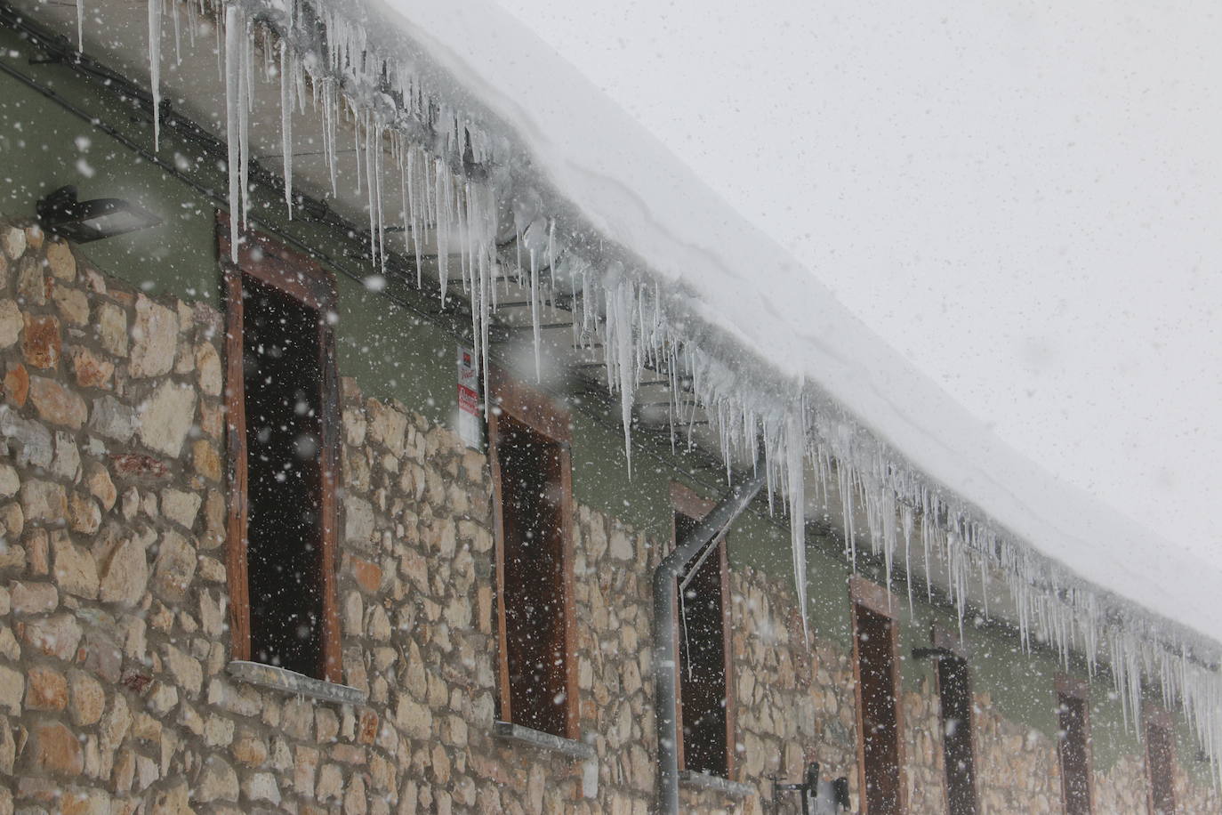 El norte vive una jornada bajo la nieve a la espera de una pequeña tregua.